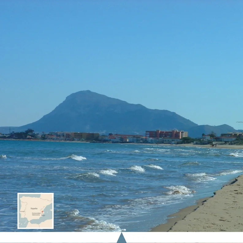 Strand bij Dénia met de berg Montgó op de achtergrond